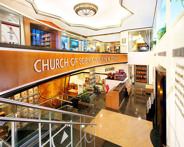 Vítejte v newyorské Scientologické církvi Naše recepce vítá každého, kdo se chce seznámit s dianetkou a scientologií. Jsme otevřeni od rána do večera, sedm dní v týdnu.
